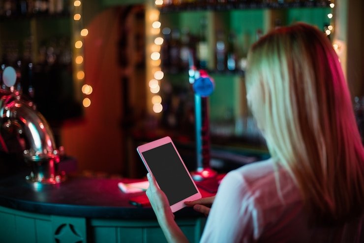 Antarmuka aplikasi shellshocker menampilkan meja live dealer blackjack pada layar smartphone
